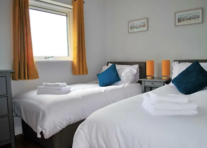 For The Shore, Fistral Beach Newquay - 2 Bed 2 Bath - Private Parking With Garage For 2 Vehicles