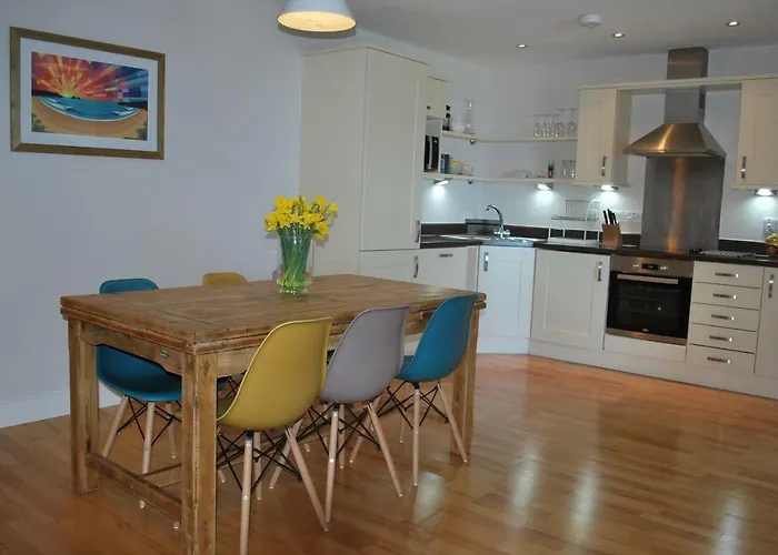 For The Shore, Fistral Beach Newquay - 2 Bed 2 Bath - Private Parking With Garage For 2 Vehicles